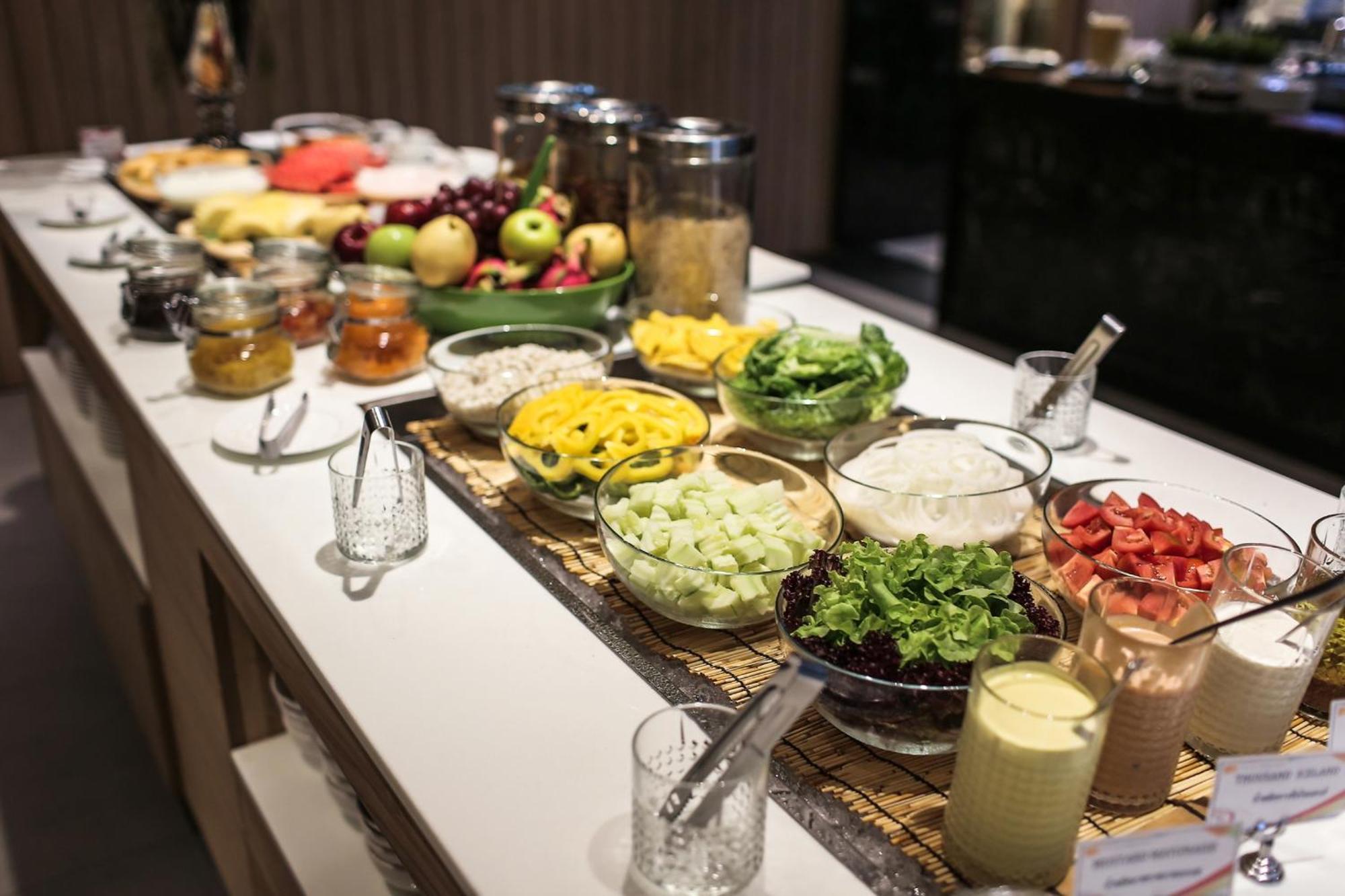 Fifth Pattaya Jomtien By Shiwalai Int Hotel Exterior photo A salad bar