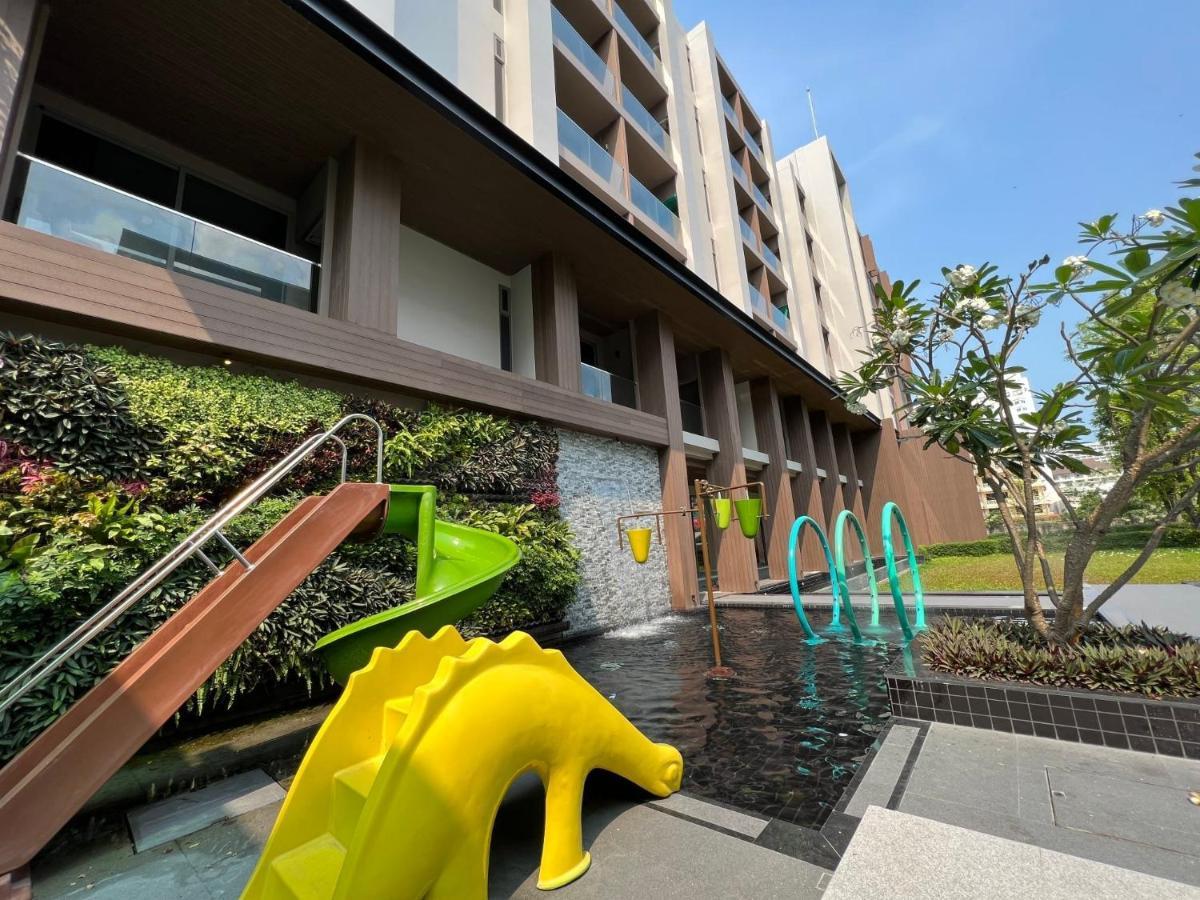 Fifth Pattaya Jomtien By Shiwalai Int Hotel Exterior photo Playground at the park