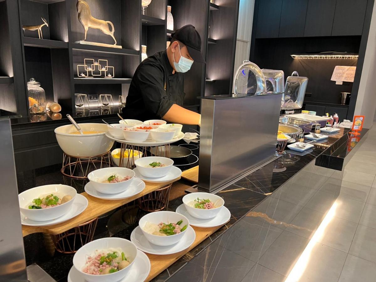 Fifth Pattaya Jomtien By Shiwalai Int Hotel Exterior photo A chef preparing Thai food at the airport