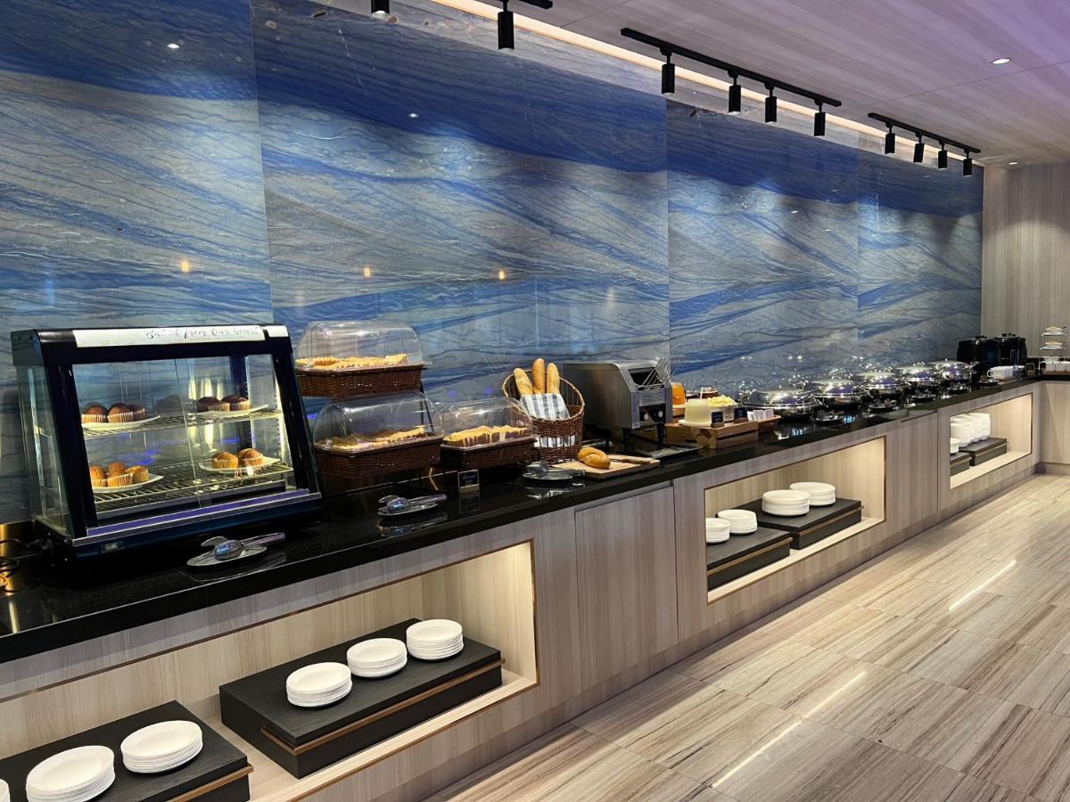 Fifth Pattaya Jomtien By Shiwalai Int Hotel Exterior photo The buffet at the lounge
