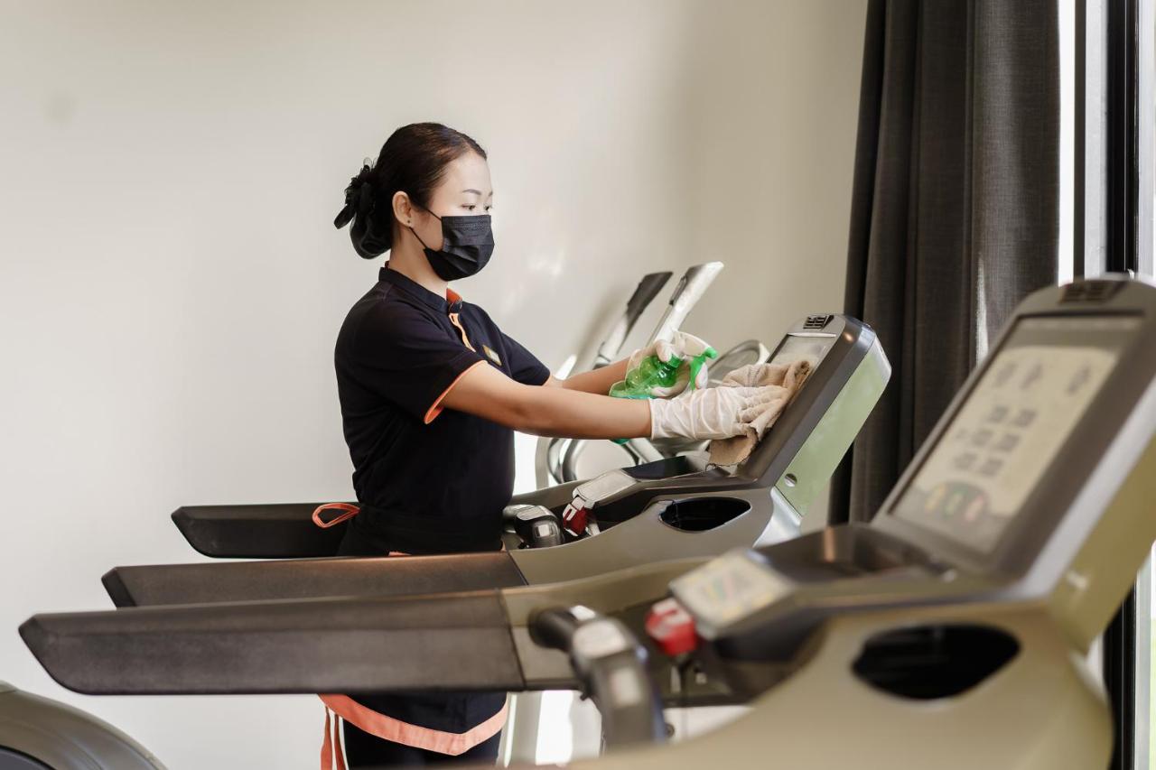 Fifth Pattaya Jomtien By Shiwalai Int Hotel Exterior photo A hotel employee cleaning a treadmill