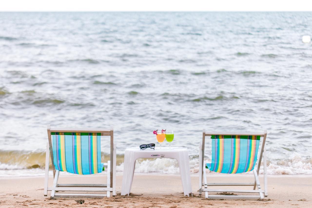 Fifth Pattaya Jomtien By Shiwalai Int Hotel Exterior photo A beach chair